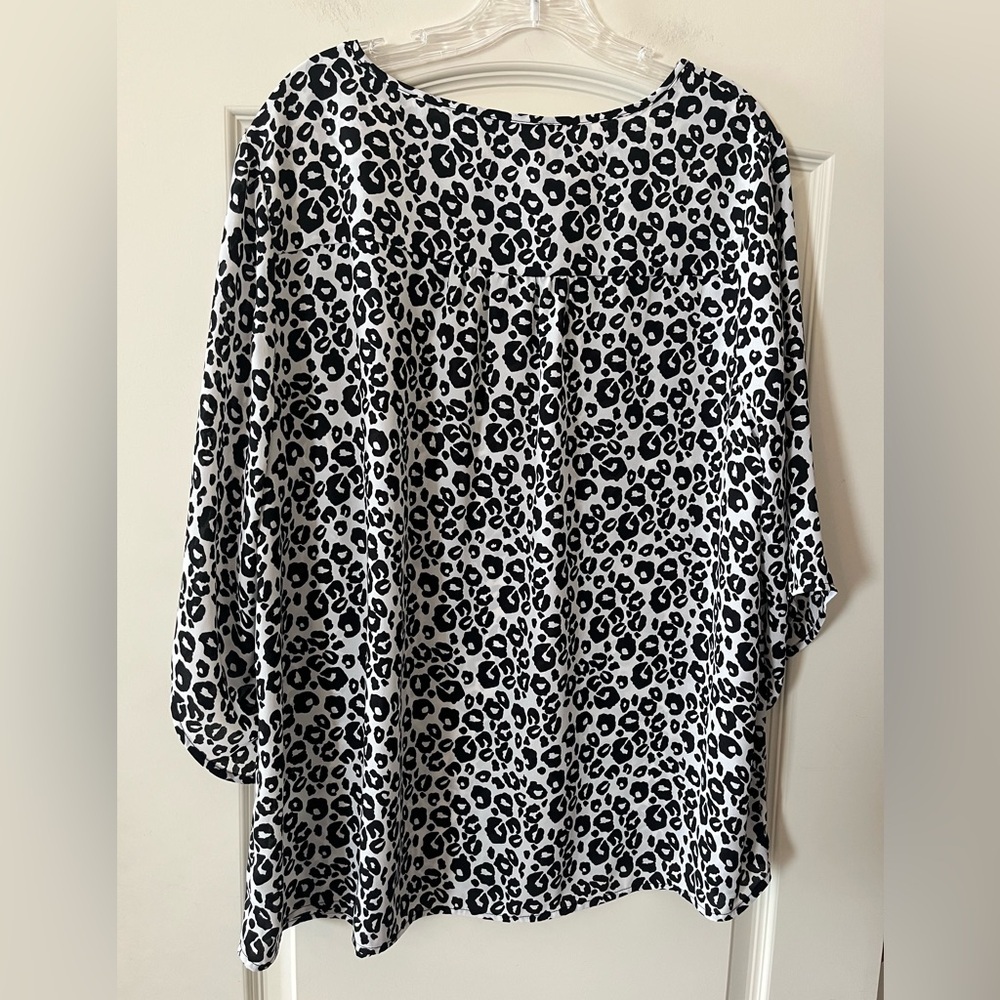 CJ Banks Black and White Animal Print Blouse Women’s Size 1X - Picture 3 of 16